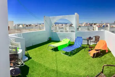 Image de Duplex 2 chambres avec grande piscine et terrasse ensoleillée près de la plage et du golf