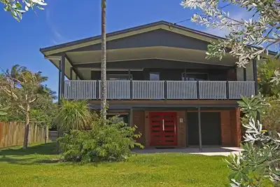 Image de Red Door Beach House - Plage de Marcoola - Animaux acceptés, Foxtel, Wifi, 500 Bond, Linge fourni