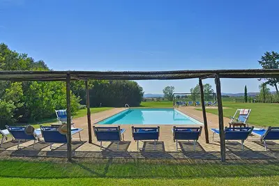 Image de Appartement ensoleillé avec terrasse, piscine et accès privé à la plage