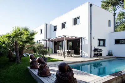 Image de Maison idéalement située avec piscine chauffée
