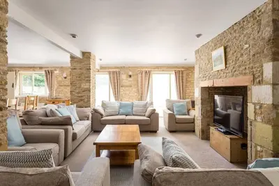 Image de Un 6 Chambre à coucher, 5 salles de bain \/ showeroom Barn Cotswold converti qui dort 12 plus 2.