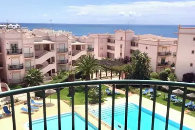 Image de Magnifique penthouse au complexe St James avec vue sur la mer