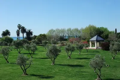 Image de 2 chambres, donnant sur le parc Exflora + vue sur la mer. Piscine + Plage 200m + Parking + A \/ C