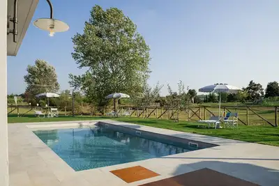 Image de Joli appartement dans une maison de vacances avec piscine, climatisation, Wifi, Tv et parking