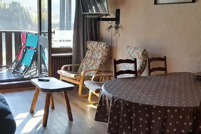 Image de 6 Personnes - Centre haut du village (Oub190)
