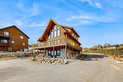 Image de Nouvelle Liste! Belle cabane en rondins avec vue sur le lac, accès à la piscine / au bain à remous communs