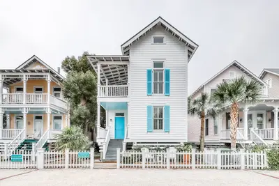 Image de Nouvelle Liste! Chalet de style Charleston juste à côté de la plage avec accès à des piscines partagées