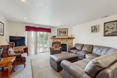 Image de Nouvelle Liste! Condo confortable avec vue sur Bear Lake avec piscine commune, bain Ă remous et tennis