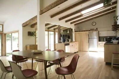 Image de Chalet moderne et lumineux dans les bois, près du ski Catamount