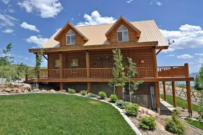 Image de Nouvelle Liste! Cabane rustique avec vue sur le lac et piscine partagée, bain à remous et tennis!
