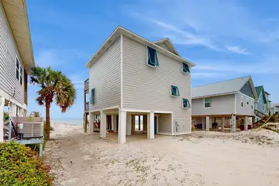 Image de Nouvelle Liste! Spacieux, maison front de mer w \/ ponts, vue sur la plage et promenade privée