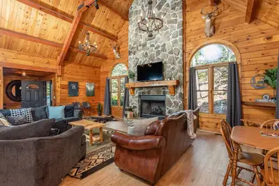 Image de Le plus grand refuge en bois rond de la montagne, table de billard, bain à remous, accès à la rivière En Resort