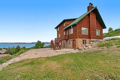 Image de Nouvelle Liste! Chien, chalet rustique avec vue sur Bear Lake w / piscine et bain Ă remous
