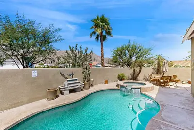 Image de Maison moderne avec piscine privée, spa, WiF - près des magasins et restaurants