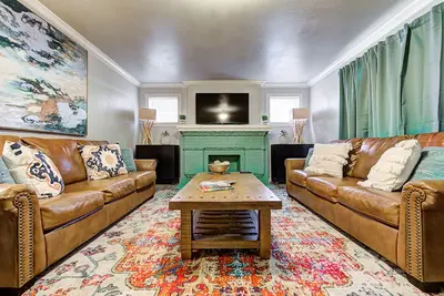 Image de Life’s a Beach-Amazing location near 23 & Classen