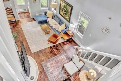 Image de Maison du centre-ville récemment rénovée avec un mélange de décor historique et mi-siècle