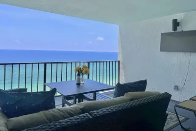 Image de Promotions d'automne! Magnifique condo en bord de mer, balcon Lg, service de plage gratuit
