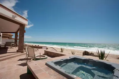 Oceanfront Luxury à Las Conchas, 4 bd \/ 3 ba, jacuzzi, barbecue, 8 personnes +