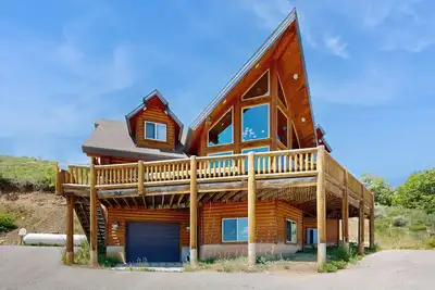 Image de Cabane rustique Bear Lake avec vues sans fin, bain Ă remous / piscine / tennis communs