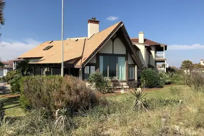 Image de Seaside Haven est une villa face à l'océan à quelques pas de la plage!