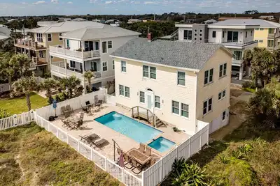 Image de Belle maison en bord de mer avec piscine, bain à remous, foyer et équipement de plage, vélos.