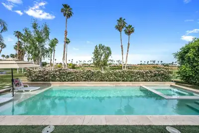 Image de Maison surdimensionnée Pga West avec piscine de sel privée, étagère de bronzage, spa et foyer