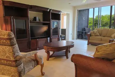 Image de Détendez-vous au soleil! Lovely 2b / 2b Vacation Condo w / All Weather Lanai, à pied de la plage, piscine du complexe!