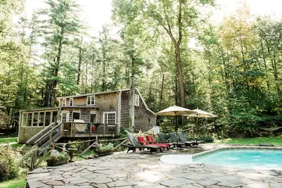 Image de Retraite familiale près de la ville avec piscine chauffée et bain à remous sur 3 acres