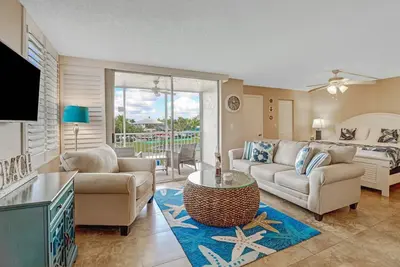 Image de Magnifique condo studio, juste rénové, tout tout neuf! Marchez jusqu'à la plage! WiFi et parking gratuits!