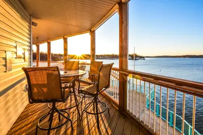 Image de The Wow Factor - Million Dollar View! Unique Oversized Unit on the Ledges Point!