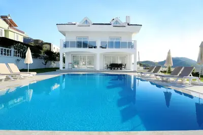 Image de Belle villa 4 chambres, avec piscine chauffée privée et vue sur le jardin et la montagne,