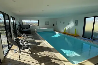 Image de Maison Piscine intérieure privée chauffée toute l'année sans vis à vis avec Spa
