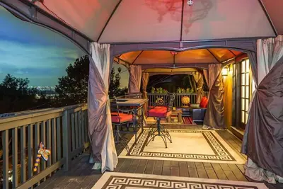 Superbes vues sur la terrasse dans le légendaire Laurel Canyon dans les collines d'Hollywood