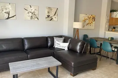 Image de Moderne 3br / 3bath maison adossée étang. Wifi gratuit, Bbq