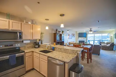 Image de Niveau sans rendez-vous de Ledges avec vue sur le canal principal! Docks, piscine, plage, Wi-Fi, pour 8 personnes!