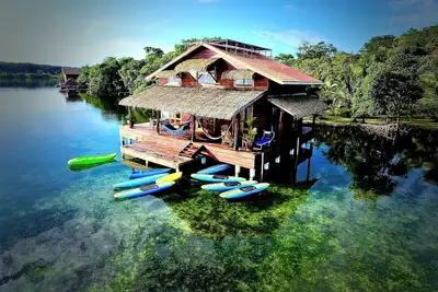 Image de Eco Aqua Over-The-Water villa située dans Dolphin Bay, Bocas del Toro, Panama