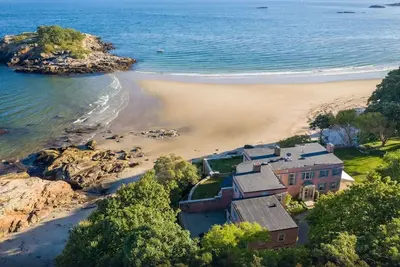 Image de Domaine historique avec Balayer, Vue sur la mer, de beaux jardins, et plage privée