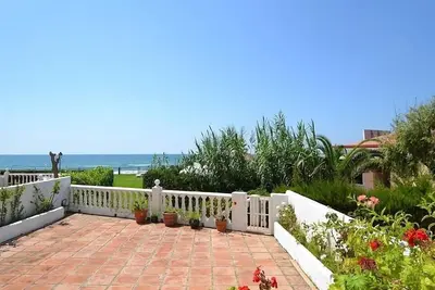 Image de Appartement climatisé avec vue imprenable sur la mer et grande terrasse au rez-de-chaussée