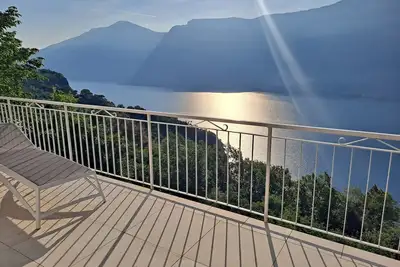 Image de vue imprenable sur le lac au lac de Garde et la piscine 017189-Cni-00008