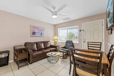 Image de Tropic Breeze Unit 13 Madeira Beach Deuxième Condo étage avec vue sur le Golfe