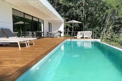 Image de Luxury Boutique Villa avec piscine privée et jacuzzi, design industriel