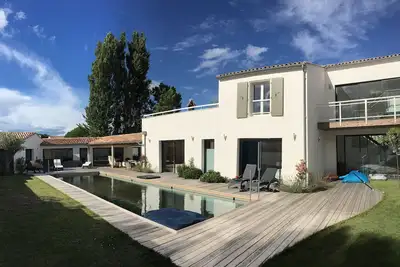 Image de Spacieuse villa contemporaine, lumineuse et calme, pour grandes familles