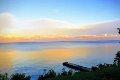 Image de Shore Beats fonctionne! Détente 4 Br maison au bord du lac avec une vue imprenable!
