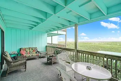 Image de Oceanfront & Pool rénové avec grande terrasse et Netflix - 7 personnes - Linge de maison Incl.