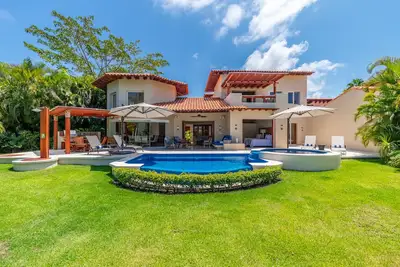 Luxueuse villa neuve avec 4 chambres et vue sur la plage - Prix de lancement!