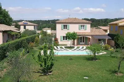 Image de Villa dans quartier résidentiel très calme avec piscine sécurisée