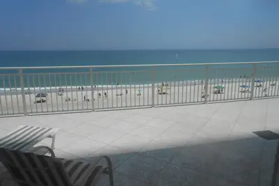 Image de Condo en bord de mer avec grande terrasse