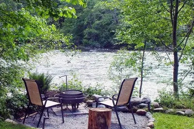Image de Cozy romantique Riverside Cabin, vue bain à remous, à 25 minutes de Stevens Pass