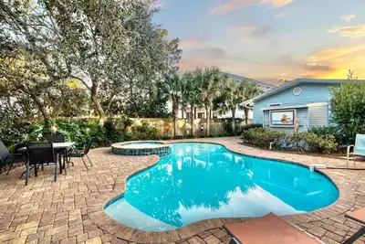 Image de Destin Beach House avec incroyable piscine privée chauffée et spa. Marchez jusqu'à la plage! ! !