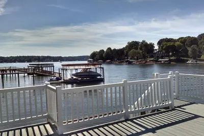 Image de Accueil au bord du lac avec belle vue et eau profonde